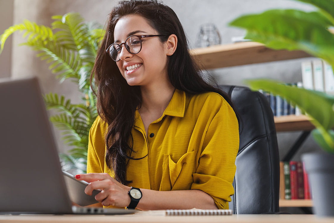 Vrouw past CV aan achter haar laptop