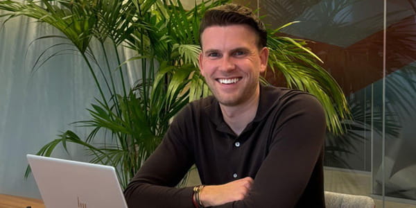 Thomas Gollin bij Experis achter zijn laptop aan de vergadertafel