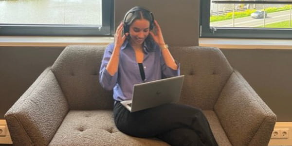 Interview met Iris van Bemmel - Iris achter de laptop in een meeting