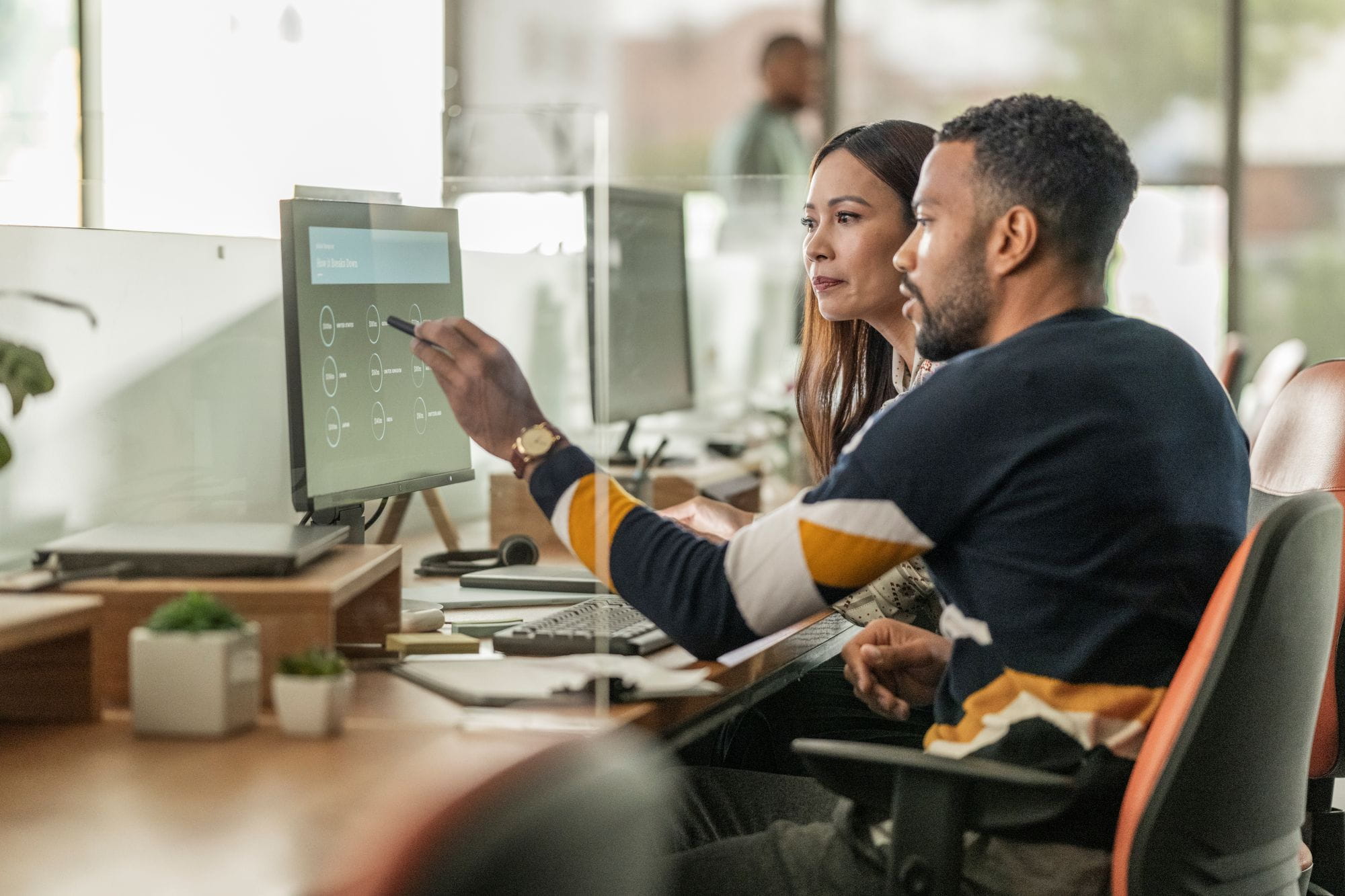 DevOps Engineer achter computerscherm